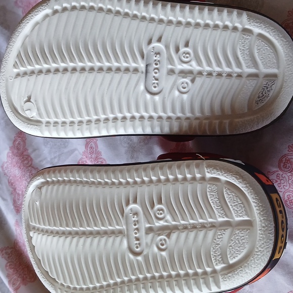 Mickey Mouse Children's Crocs Size 6 - Picture 9 of 12